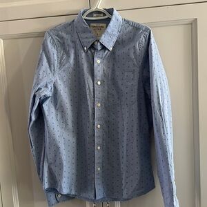 Man’s Abercrombie Shirt Muscle